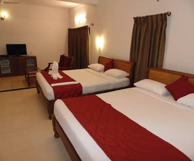 https://imgcld.yatra.com/ytimages/image/upload/t_hotel_yatra_city_desktop/v1439887198/Domestic Hotels/Hotels_MADIKERI/Ibbani Cadu Estate/bedroom_2.jpg